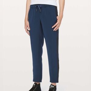 Lululemon On The Fly Pant Woven Track Stripe in True Navy and Black Size 10